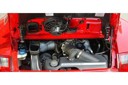 Der 3,8-Liter-Boxer-Motor erinnert im Klang an die 993-Baureihe.