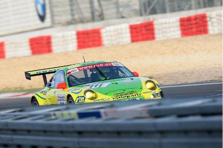 Der Ausfall des Land-Porsches und der unplanmäßige Boxenstop der Alzen-Brüder spülte den Porsche an die Spitze - und gab die...