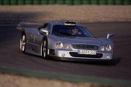 So durften ab 1998 20 Exemplare des Rennwagens auf öffentlichen Straßen bewegt werden. Damit gehört der Mercedes CLK GTR zu ...