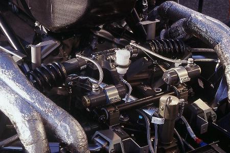 Die Rennversion von 1997 wurde durch einen Luftmengenbegrenzer auf 600 PS begrenzt. Angetrieben wird das Mercedes CLK GTR Co...