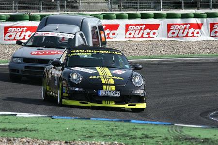 Jäger und Gejagte. Der 265 PS starke Caddy von Rothe Motorsport hat gegen Marc Basseng im Porsche 997 Cabrio keine Chance.