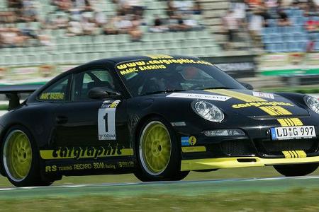 Und es hat sich gelohnt. Marc Basseng holt sich mit dem 465 PS starkem Porsche 997 GT3 RSC 4.0 den Gesamtsieg. Klasse GT; Ru...