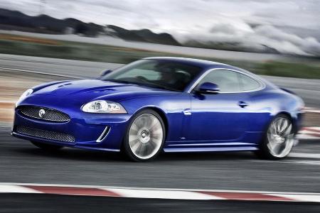 Die Beschleunigung auf 100 km/h erfolgt dank des 510 PS starken V8-Benzindirekteinspritzers in weniger als fünf Sekunden.