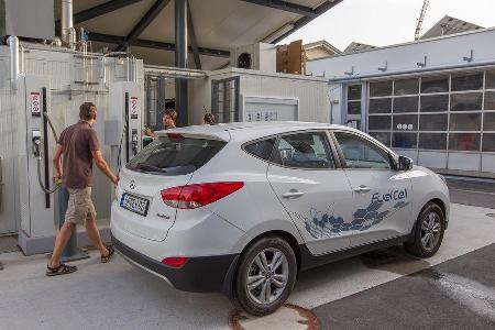 Hyundai ix35 Fuel Cell, Seitenansicht, Tankstelle