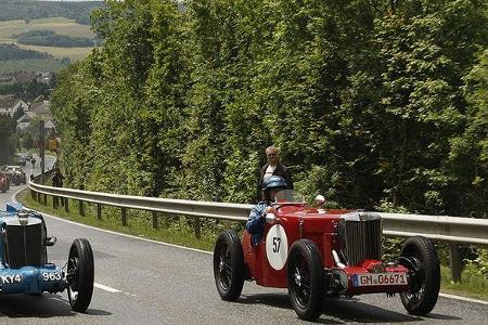 Hier treten Dr. Günther Stamm auf dem blauen MG J4 von 1933 und Thomas Thormann auf MG PB von 1935 gegeneinander an.