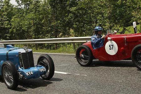 ... immerhin hat er mit seinen 938 ccm 91 ccm mehr als der J4 (847 ccm).