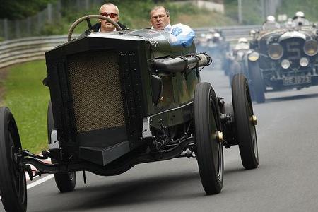 Andere Welten: Der Brutus hat das 55-fache des Hubraums - sein 47-Liter-Flugzeug-V12 von BMW leistet kurzfristig 750 PS - be...