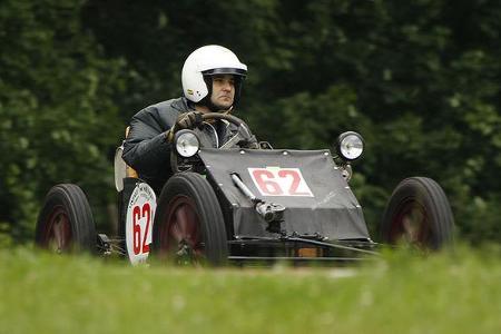 Ein Kilo Blech, 3 Kilo Lack - fertig ist der Hanomag. Hier wetzt Martin Wolf im Hanomag Komissbrot von 1927 um die Ecke.