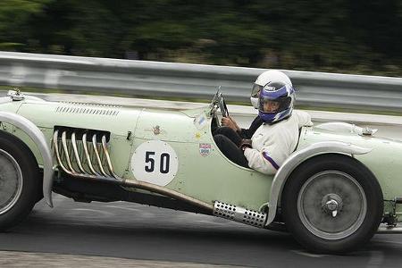 Aus Frankreich angereist: Gerard Griand und Brigitte Weinich mit Riley Racing Six von 1935.