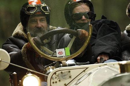 René Cardué mit zwei Beifahrern im American LaFrance von 1918.