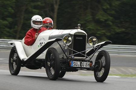 War schon 1927 beim Eröffnungsrennen dabei: Amilcar CS Biplace Sport I. Nach 80 Jahren fahren Helmut Hergarten und Sabine Ho...