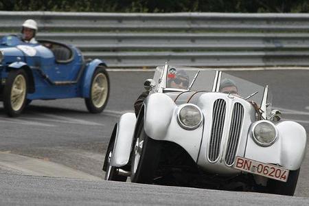 Und auch den Zuschauern wurde viel geboten. Im Vordergrund ein BMW 328.