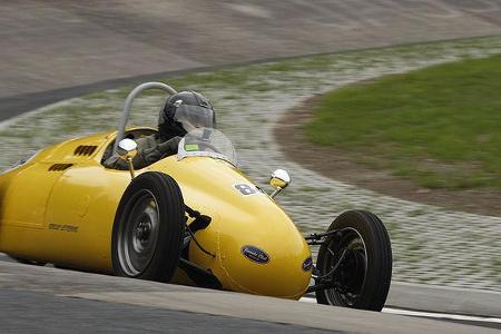 1938 wurde dieser Fiat Special Roadster gebaut. Pierre Denamur aus Belgien treibt ihn über den Ring.