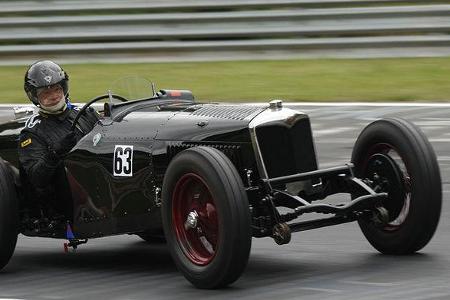 Peter Kubitza mit Riley 2/4 von 1936 unterwegs.