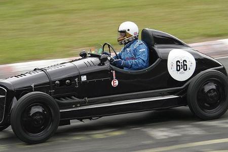 Brian Wilson triebt den Adler Single Seater, Baujahr 1936, über den Kurs.
