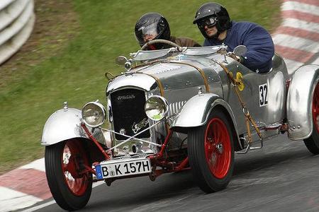 Detlef Kayser auf Amilcar C3 in sportlicher Kurvenfahrt.