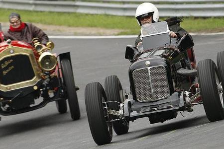MG Einsitzer verfolgt von De Dion-Bouton GP mit Peter und Uschi Trunk.