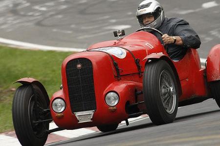 Eugen Scham steuert den Fiat 508 CMM von 1938.