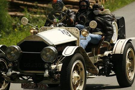 Dank 14,5-Liter Hubraum hat der American LaFrance keine Probleme, auch drei Insassen rasant über den Ring zu tragen.