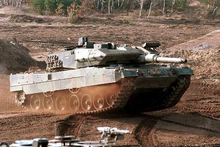 62 Tonnen schwer und ein 12-Zylinder mit 1.500 PS unter der Stahlhaube: Leopard 2.