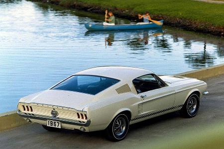 Sein Poster hing in den meisten amerikanischen Garagen an der Wand: Ford Mustang Fastback - das Vorzeige-Pony-Car.