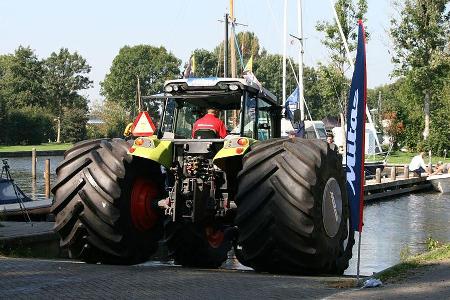 Claas Axos 320 Traktor Mitas Reifen schwimmender Traktor