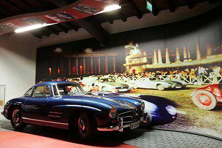 Auch ein Mercedes 300 SL Flügeltürer zählt zu den Exponaten.