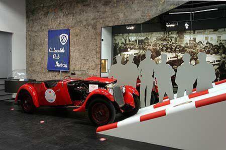 Historische Fotos werden mit entsprechenden Installationen verknüpft.