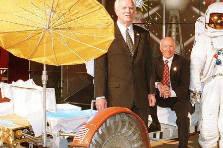 Mondauto: Modell des Lunar Rover. Mit dem Original wurde Astronaut Randolph Scott (links) im Juli 1971 der erste Autofahrer ...