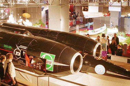 Das schnellste Landfahrzeug der Welt ist Thrust III. Der Brite Andy Green durchbrach mit 1.227,723 km/h die Schallmauer.