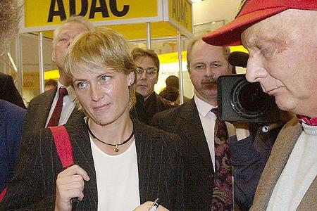 Niki Lauda gibt Autogramme - Jutta Kleinschmidt staunt.