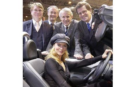 Ehrengast Esther Schweins im Ford Street Ka, der in Essen seine Deutschland-Premiere feierte. Die Schauspielerin umringt von...