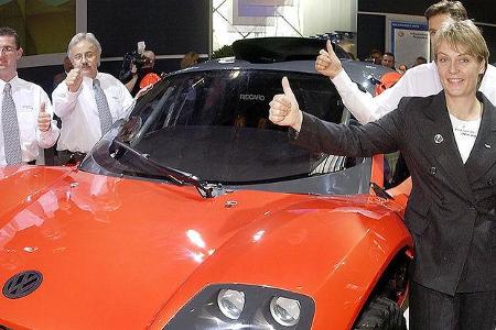 Präsentation des VW Buggy für die Rallye Dakar 2003 mit der damaligen Pilotin Jutta Kleinschmidt (2. von rechts) und Co-Pilo...