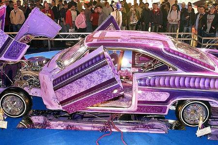 Blick in das Show-Center, in dem über 100 ausgefallene Exponate auf zwei, drei, vier oder mehr Rädern zu bewundern waren.