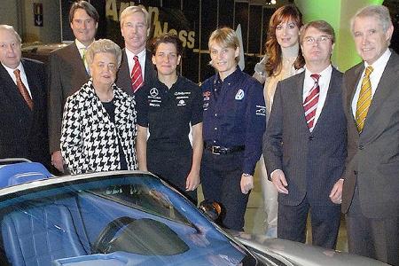 Bestaunten beim Messerundgang den sechsrädrigen Supersportwagen Covoni C6S (von links): Wolfgang Schöller (Organisator Essen...