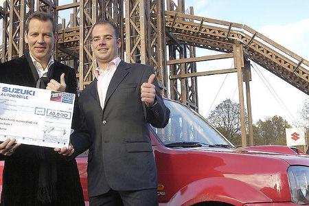Ex-Boxweltmeister Henry Maske (Mitte) erhielt während der Essen Motor Show einen Scheck für seine Stiftung von der Messe Ess...