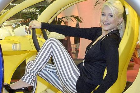 Jeanette Biedermann, Schauspielerin und Sängerin, im Peugeot Moovie, einer eigenwilligen Design-Studie.