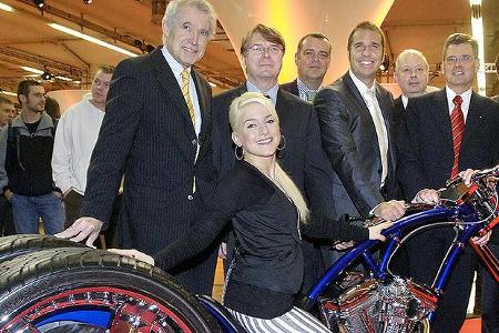 Gruppenbild mit Dame: Stargast Jeanette Biedermann umrahmt von Dr. Wolfgang Reiniger (Oberbürgermeister der Stadt Essen), Dr...