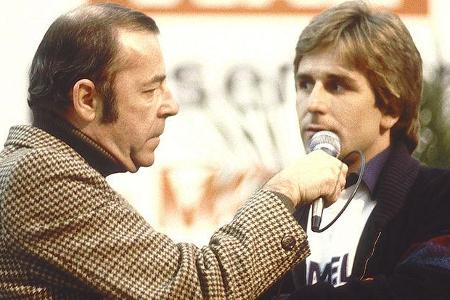Chris Howland im Interview mit Rennfahrer Manfred Winkelhock.