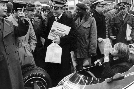 Formel 1-Pilot Jacques Laffite im Kreise von Militär-Attaches.