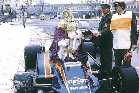 Der Nikolaus kam bei Schneefall im Lotus-Formel 1.