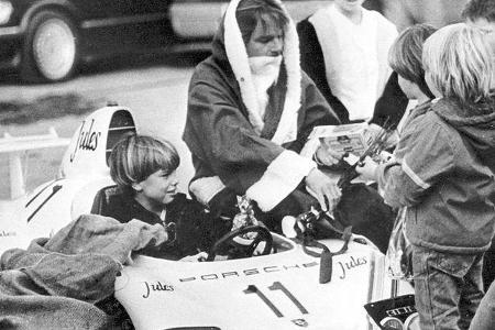 Formel 1-Ex-Weltmeister Keke Rosberg als Nikolaus.