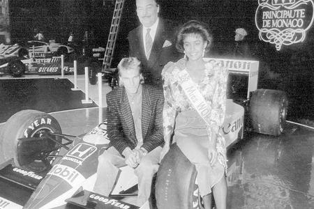 Formel 1-Ass Stefan Johansson (vorne) mit Miss World 1986 und Prinz Alfonso von Hohenlohe.
