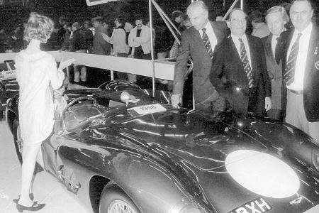 Ehemalige Weltklasse-Piloten (von links) mit Aston Martin-Sportwagen aus dem Jahr 1958: Roy Salvadori, Innes Ireland, Paul F...