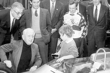 Formel 1-Porsche von 1962 mit Prominenz: Bilstein-Sportchef Hugo Emde, Schauspieler und Ex-Rennfahrer Gunther Philipp, den d...
