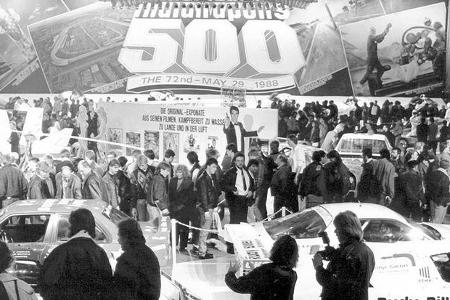 Viel Show in der Grugahalle - u.a. mit erfolgreichen Rennwagen vom berühmten 500-Meilen-Rennen in Indianapolis.