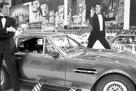 Original-Aston Martin mit zwei Bond-Darstellern aus Pappe (Roger Moore und Timothy Dalton)