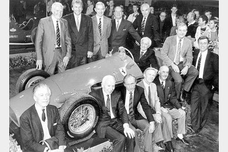 Treffen ehemaliger Ferrari-Formel 1-Rennfahrer. Hinten (von links): Cliff Allison, Derek Bell, Tony Brooks, Innes Ireland, R...