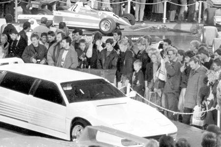 Überfüllte Grugahalle mit Bickpunkten Ferrari-Formel 1-Rennwagen und Show-Cars.