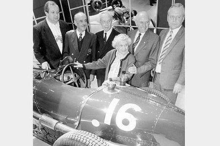 Treffen mit ehemaligen Bugatti-Rennfahrern (von links). Organisationsleiter Wolfgang Schöller, Maurice Trintignant, Rene Dre...